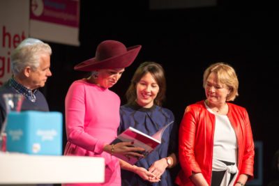Koningin Máxima bekijkt jubileumboek Koningin Máxima bekijkt jubileumboek