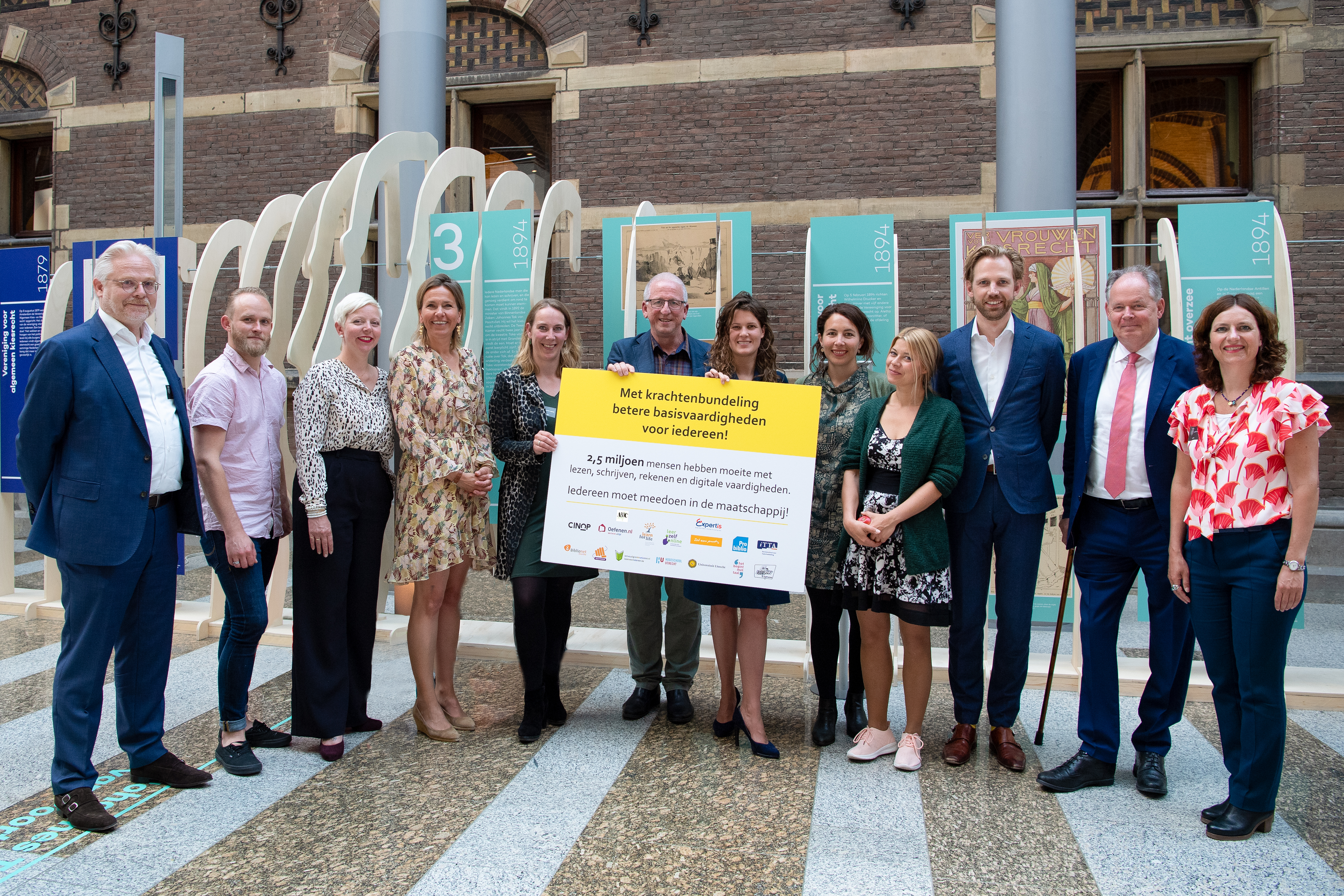 Ben Vaske (Stichting Expertisecentrum Oefenen.nl), Peter Kwint (SP), Kirsten van den Hul (PvdA), Ockje Tellegen (VVD, Voorzitter van commissie voor Onderwijs, Cultuur en Wetenschap), Ellen Hanselman (CINOP), Kees Hoogland (Hogeschool Utrecht), Anne Kuik (CDA), Sylvia de Groot Heupner (Het begint met Taal), Lisa Westerveld (Groen Links), Dennis Wiersma (VVD), Paul van Meenen (D66), Lies Petersen (Stichting Expertisecentrum Oefenen.nl)